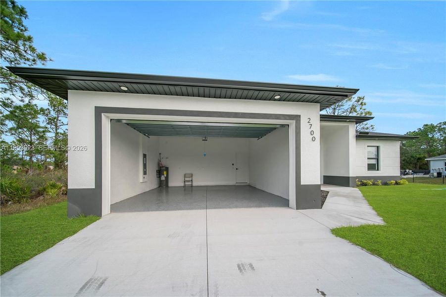 Exterior details and patio area of a home in , Lehigh Acres (Image 4).