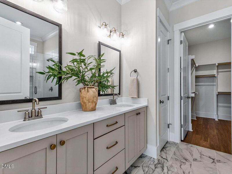 033-1280x960-primary-bath