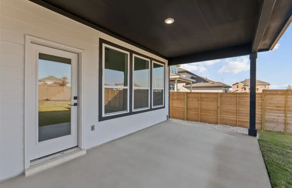 Exterior details and patio area of a home in Horizon Lake, Leander (Image 3).