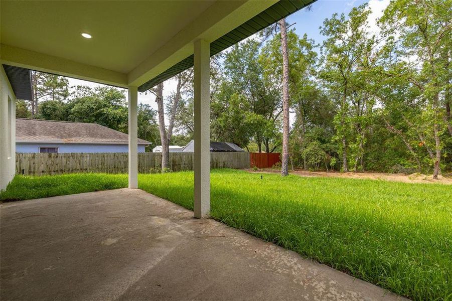 Exterior details and patio area of a home in , Dunnellon (Image 3).