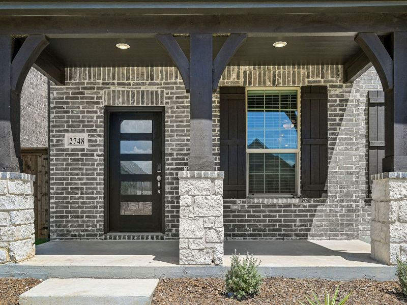 Exterior details and patio area of a home in Oak Ridge Park, Corinth (Image 3).