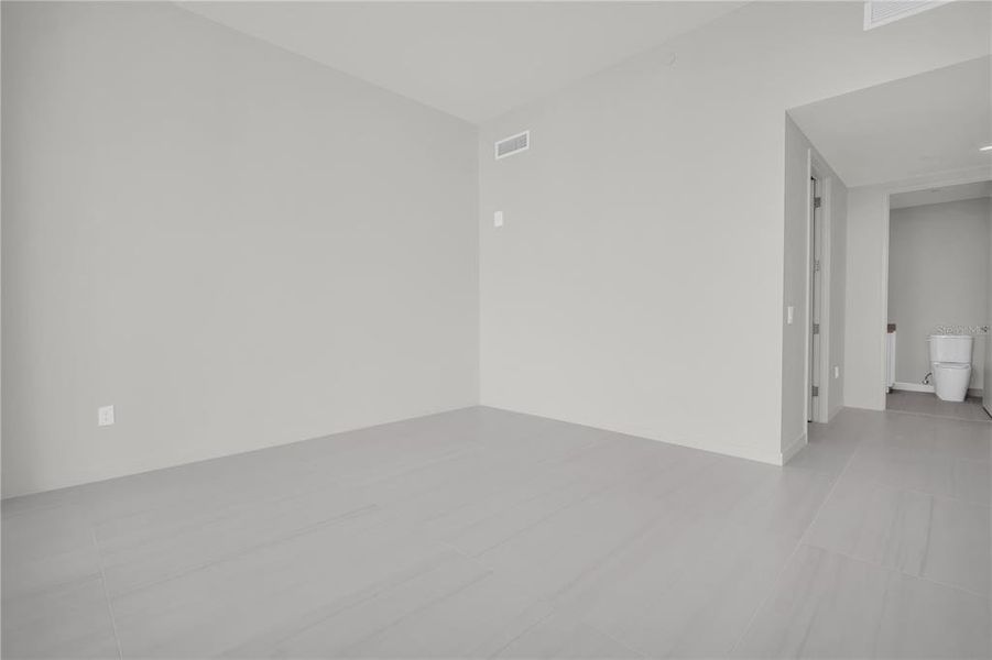 Spacious, unfurnished interior of a new home in , St. Petersburg (Image 29).
