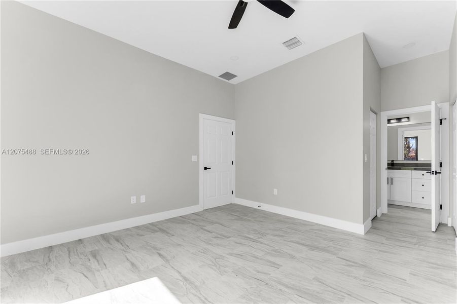 Spacious, unfurnished interior of a new home in , Fort Lauderdale (Image 35).