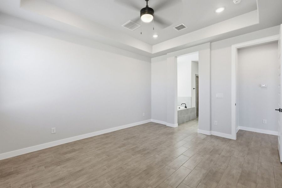 Spacious, unfurnished interior of a new home in Emerald Estates, El Paso (Image 21).