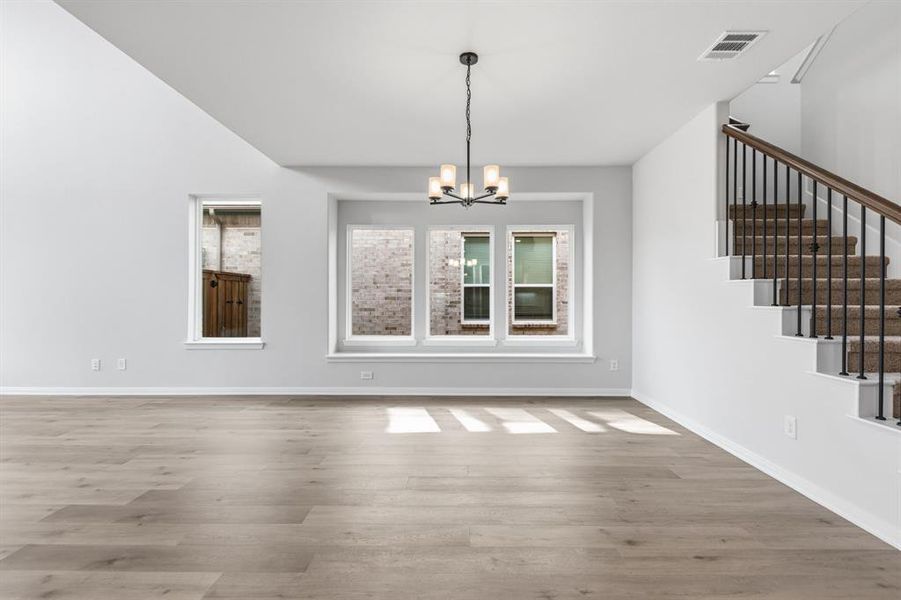 Whether it's lively dinner parties or cozy family meals, this dining room fits all occasions!