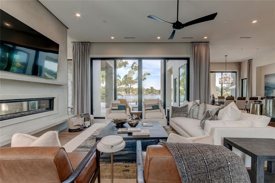 Familly room looking towards White Trout Lake Familly room looking towards White Trout Lake