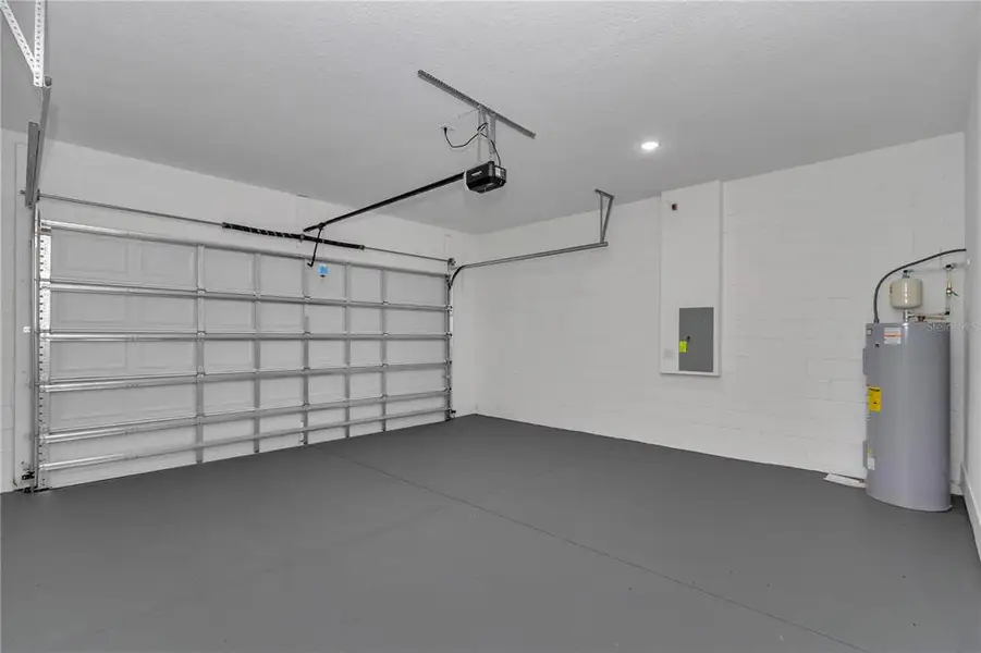 Spacious, unfurnished interior of a new home in , Dunnellon (Image 40).