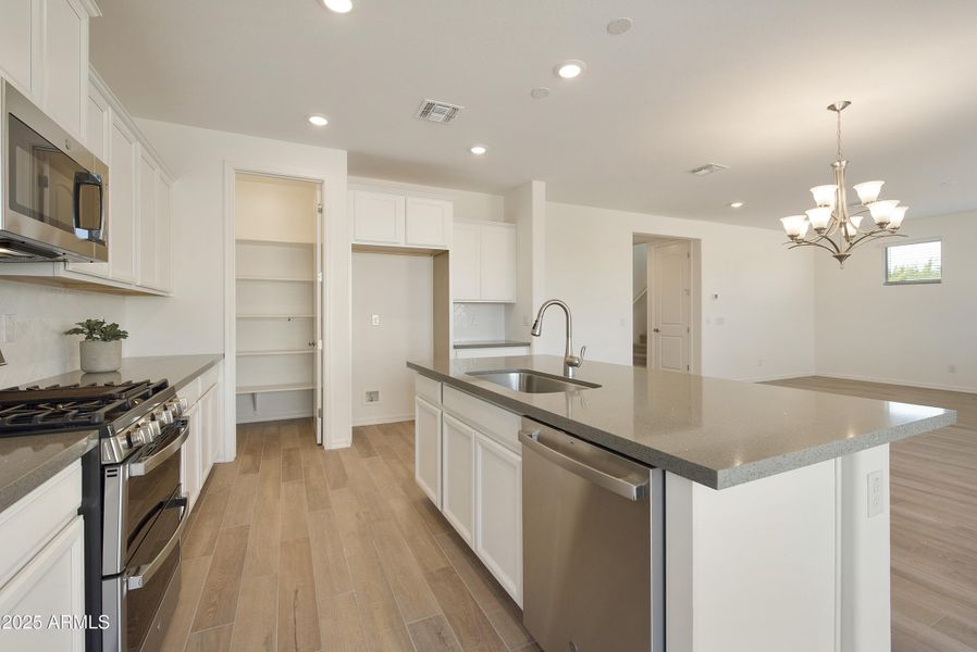 KITCHEN / DINING KITCHEN / DINING