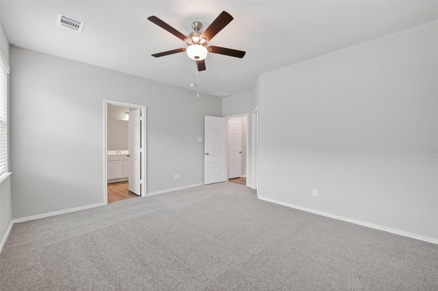 Spacious, unfurnished interior of a new home in Rollingbrook Estates, Baytown (Image 22). Spacious, unfurnished interior of a new home in Rollingbrook Estates, Baytown (Image 22).
