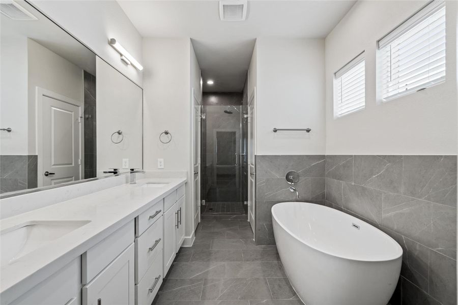 Furnished interior view inside a new home in Willowbend Point, Houston (Image 31).