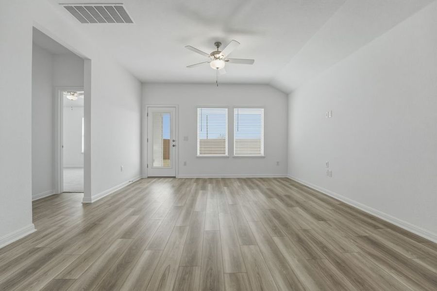 Spacious, unfurnished interior of a new home in Longview, Del Valle (Image 10).