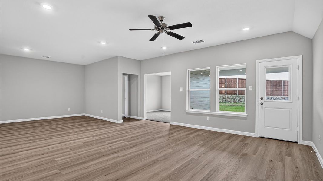 Spacious, unfurnished interior of a new home in Sandstone Estates, Granbury (Image 12).