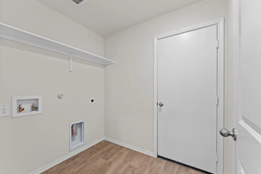 Spacious, unfurnished interior of a new home in Ladera, Luling (Image 13).