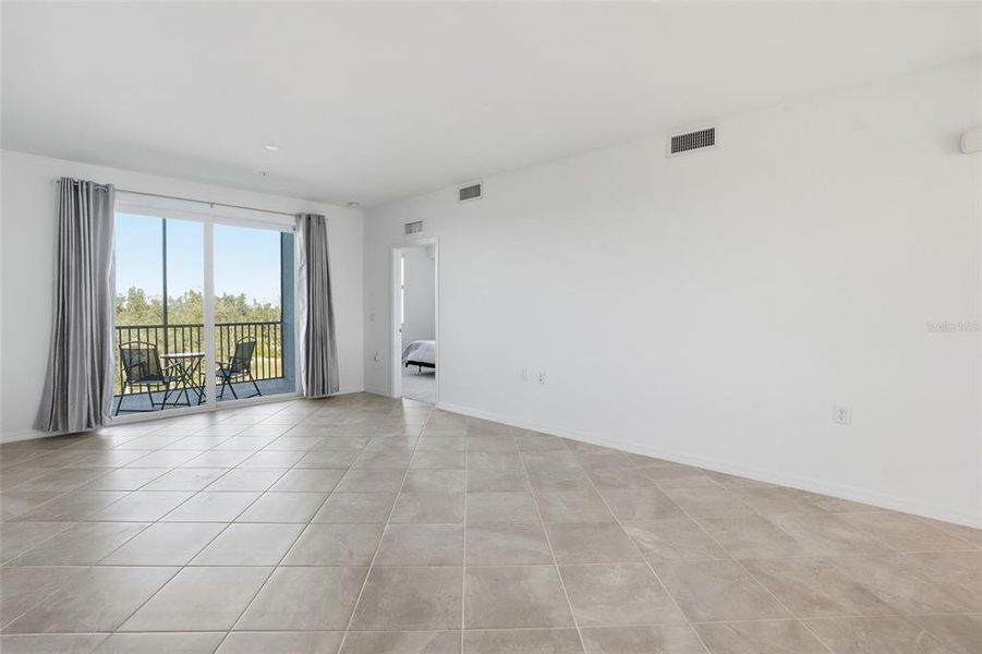 Spacious, unfurnished interior of a new home in Heritage Landing, Punta Gorda (Image 34).