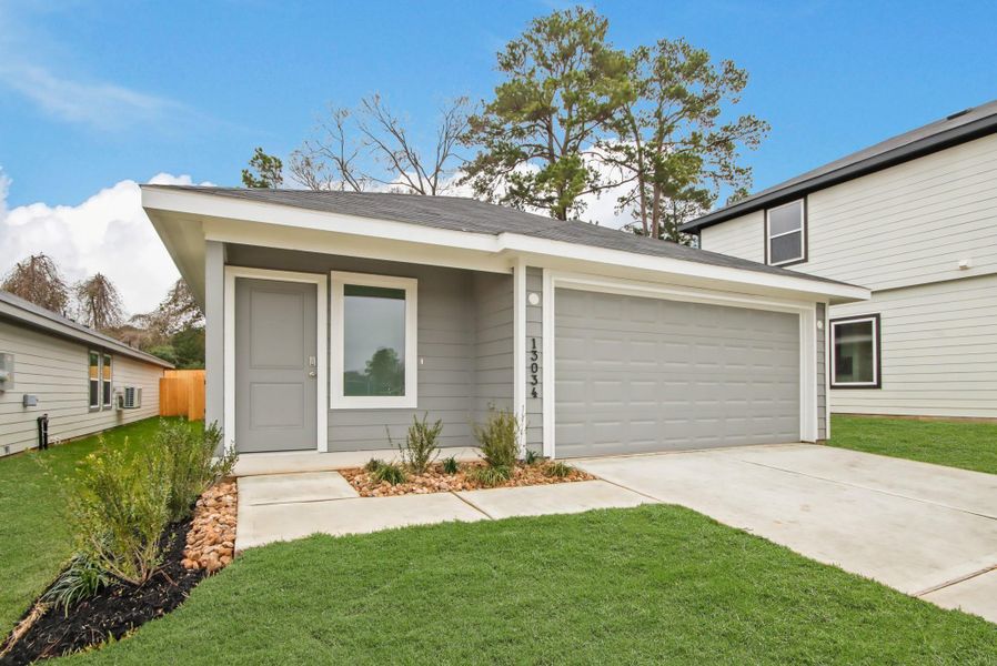 Exterior details and patio area of a home in Lake Conroe Cove, Willis (Image 3).