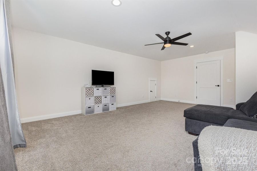 Image 33 of a home in . Image 33 of a home in .