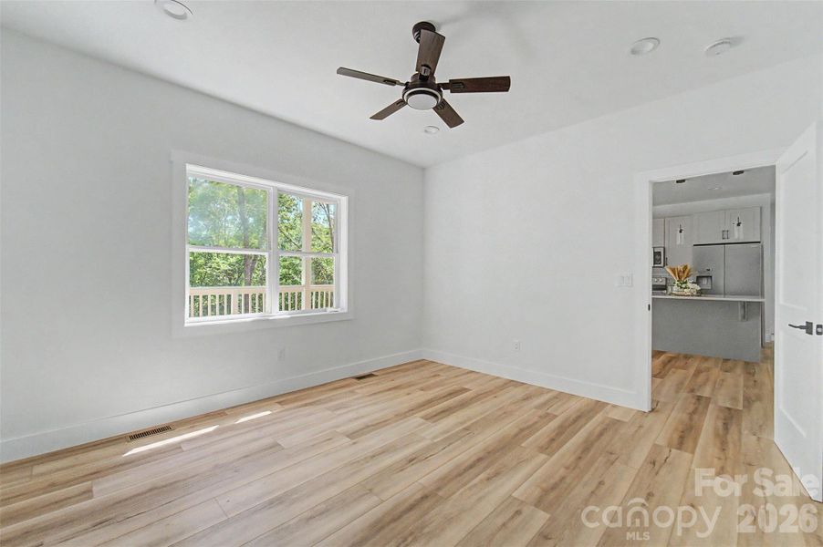 Spacious, unfurnished interior of a new home in , Franklin (Image 13).