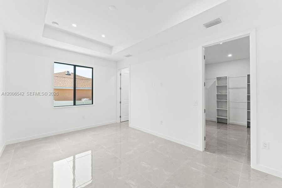 Spacious, unfurnished interior of a new home in , Cape Coral (Image 13).