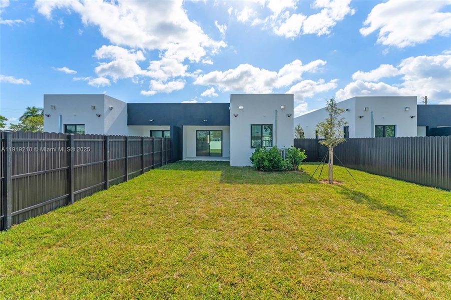 Exterior details and patio area of a home in , Miami (Image 14).