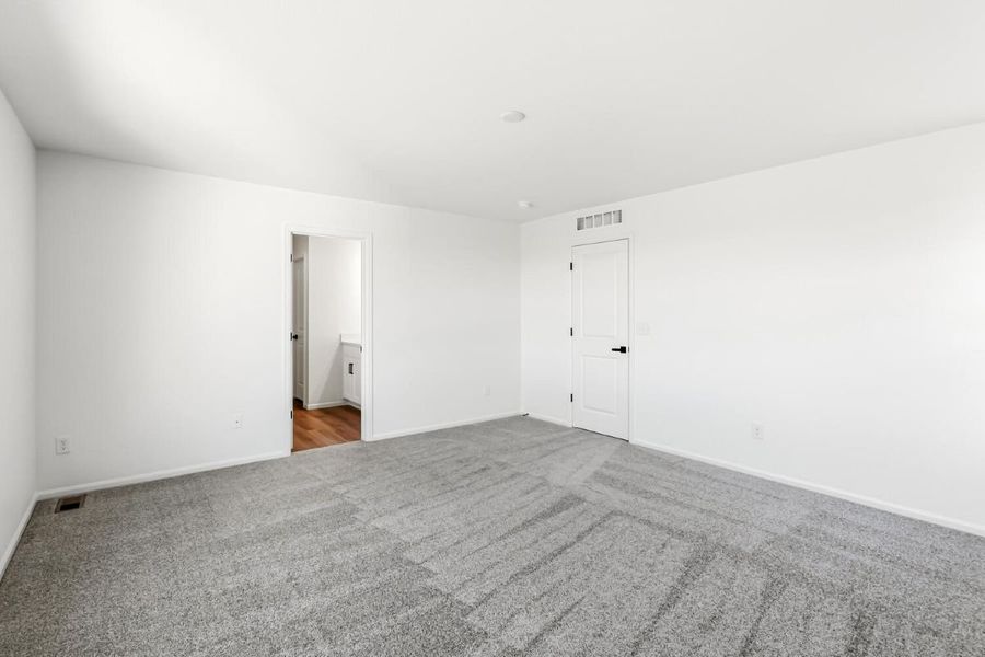 Spacious, unfurnished interior of a new home in Murphy Creek Classic, Aurora (Image 7).