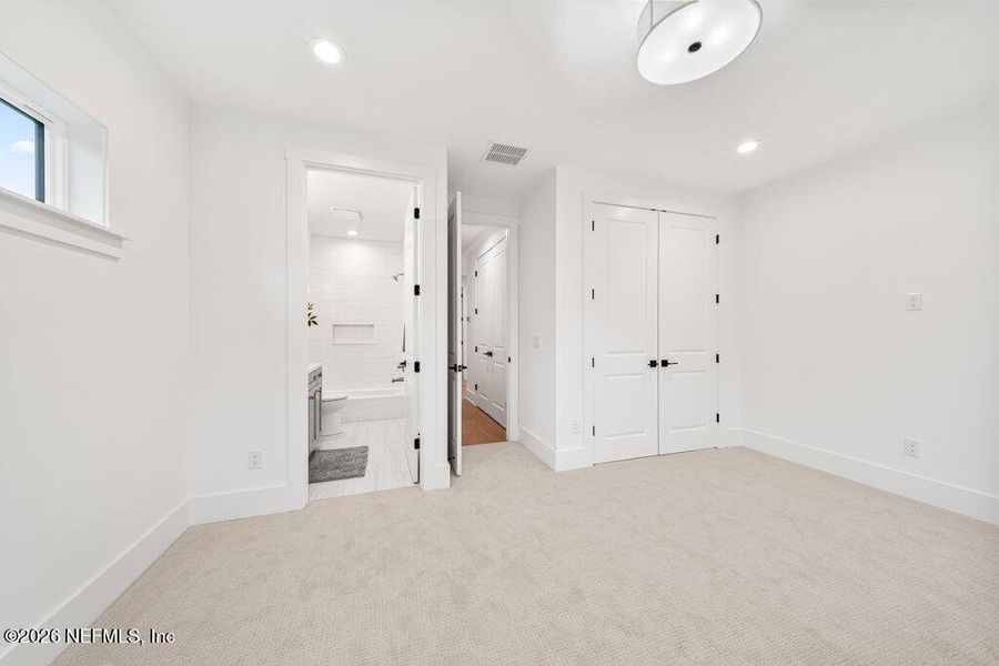 Spacious, unfurnished interior of a new home in , Jacksonville (Image 29).