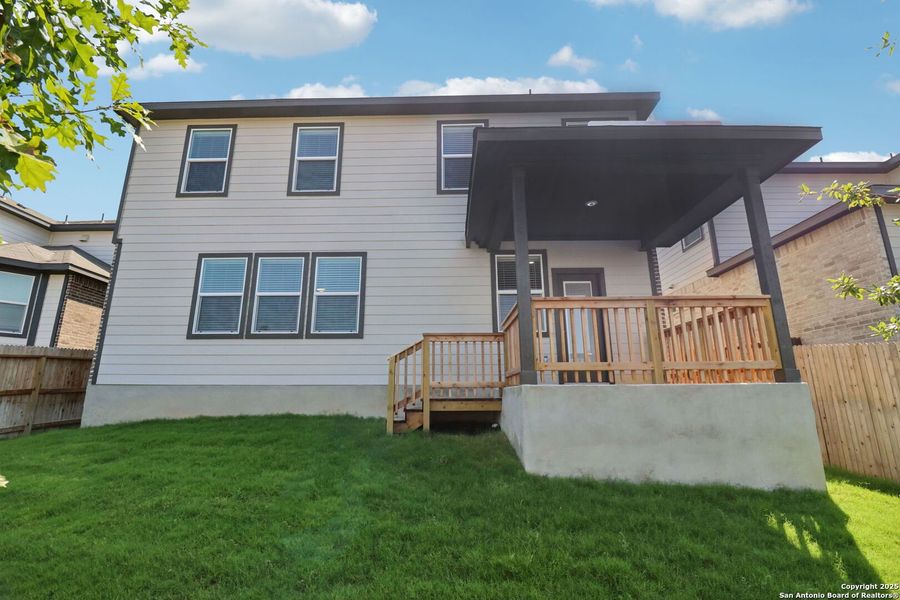 Exterior details and patio area of a home in Thomas Pond, San Antonio (Image 1). Exterior details and patio area of a home in Thomas Pond, San Antonio (Image 1).