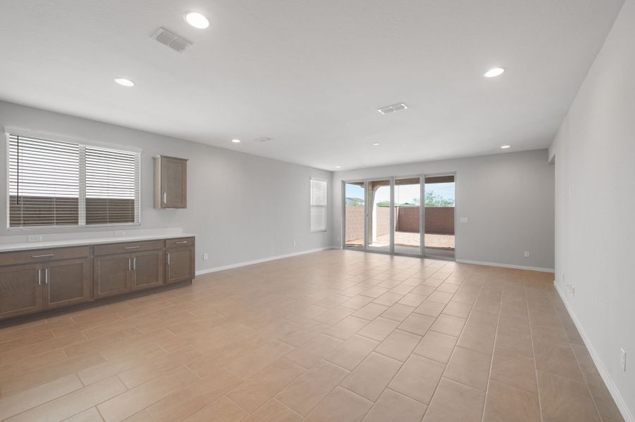 Spacious, unfurnished interior of a new home in Blossom Rock, Apache Junction (Image 20).