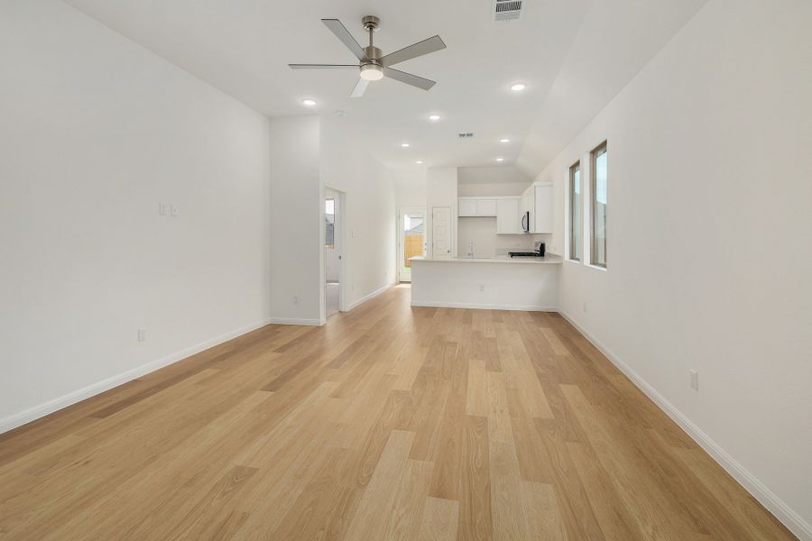 Spacious, unfurnished interior of a new home in Trinity Ranch, Elgin (Image 15).