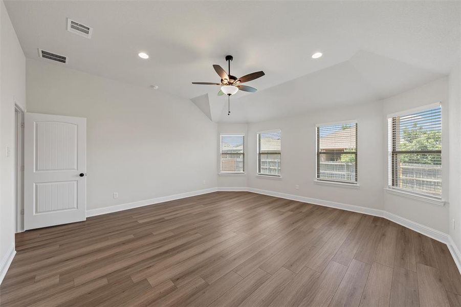 Spacious, unfurnished interior of a new home in Renaissance, Waco (Image 24).