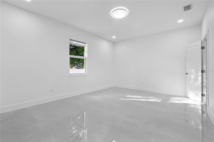 Spacious, unfurnished interior of a new home in , Pinellas Park (Image 21).