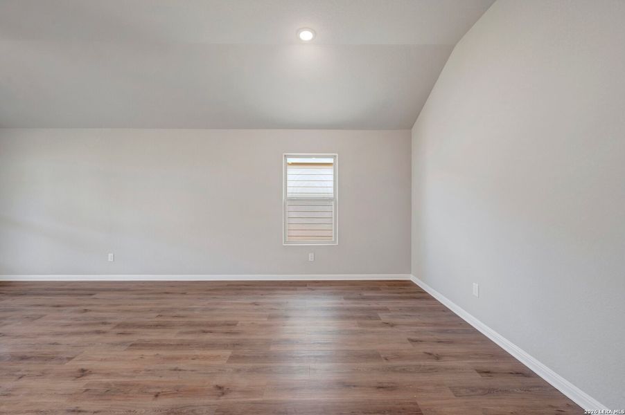 Spacious, unfurnished interior of a new home in Mesquite Ridge, San Antonio (Image 31).