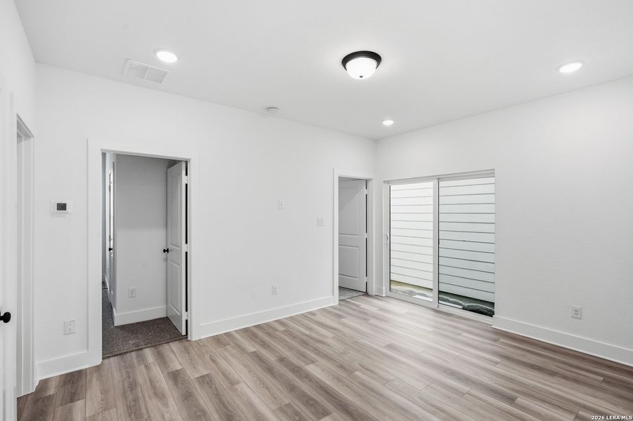 Spacious, unfurnished interior of a new home in Rose Hill, San Antonio (Image 29).