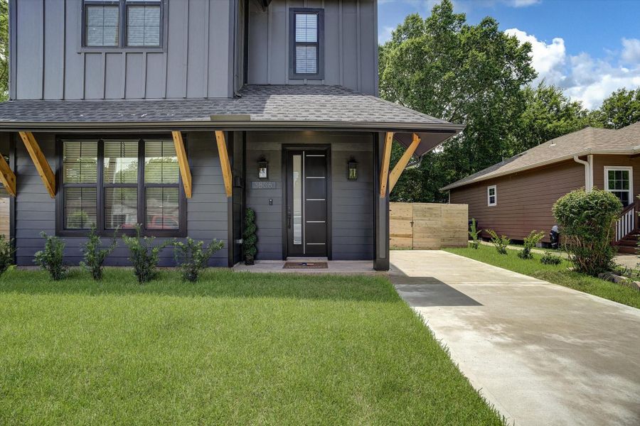Exterior details and patio area of a home in , Houston (Image 31).