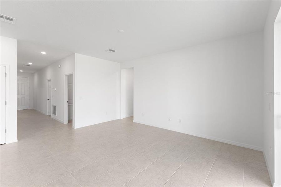 Spacious, unfurnished interior of a new home in Tarpon Bay, Haines City (Image 11). Spacious, unfurnished interior of a new home in Tarpon Bay, Haines City (Image 11).