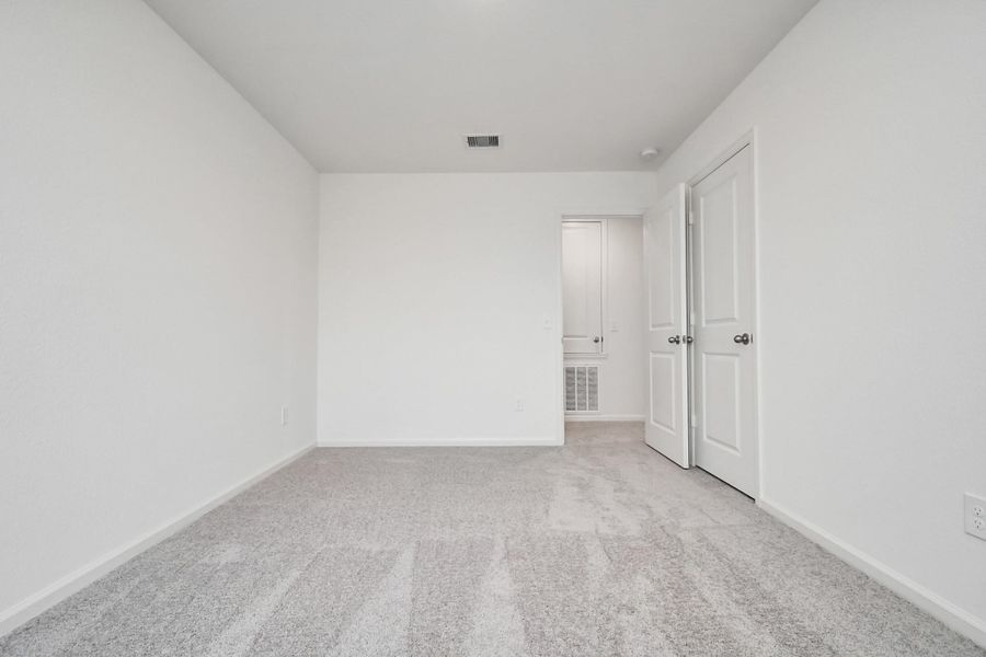 Spacious, unfurnished interior of a new home in Sunterra, Katy (Image 30).