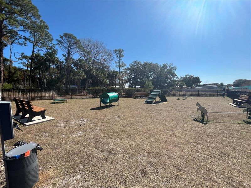 Community amenities in , Edgewater (Image 42). Community amenities in , Edgewater (Image 42).