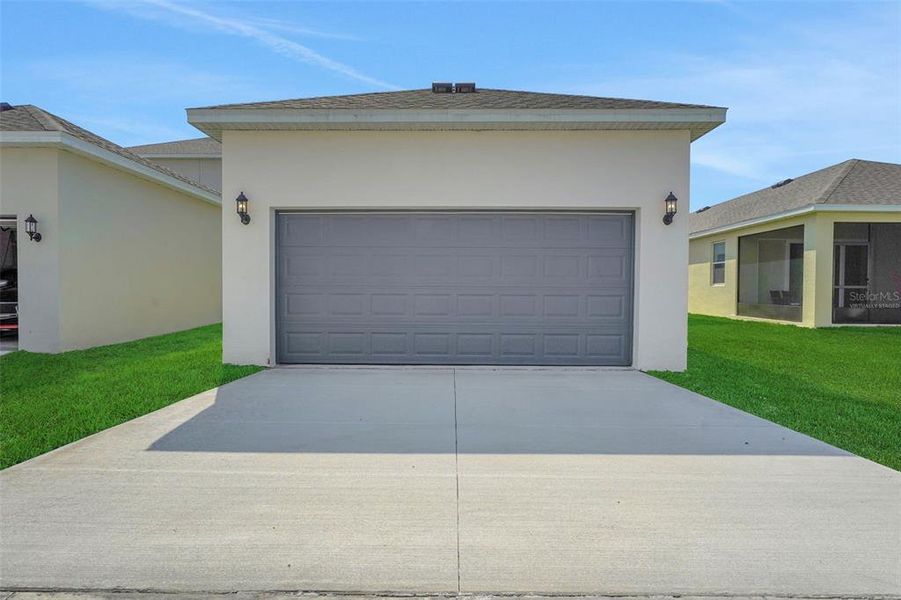 Exterior details and patio area of a home in Crossroads at Kelly Park, Apopka (Image 15).