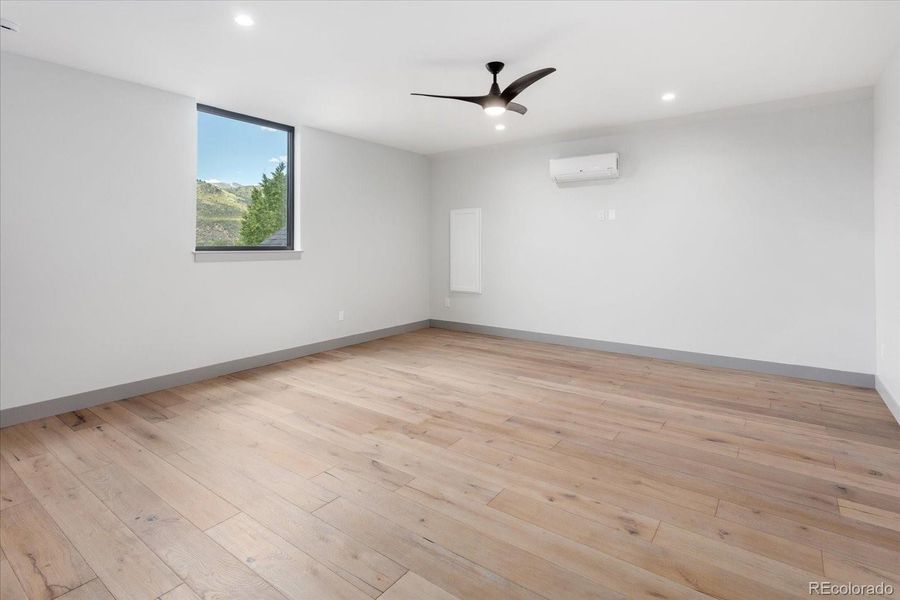 Spacious, unfurnished interior of a new home in , Salida (Image 37).