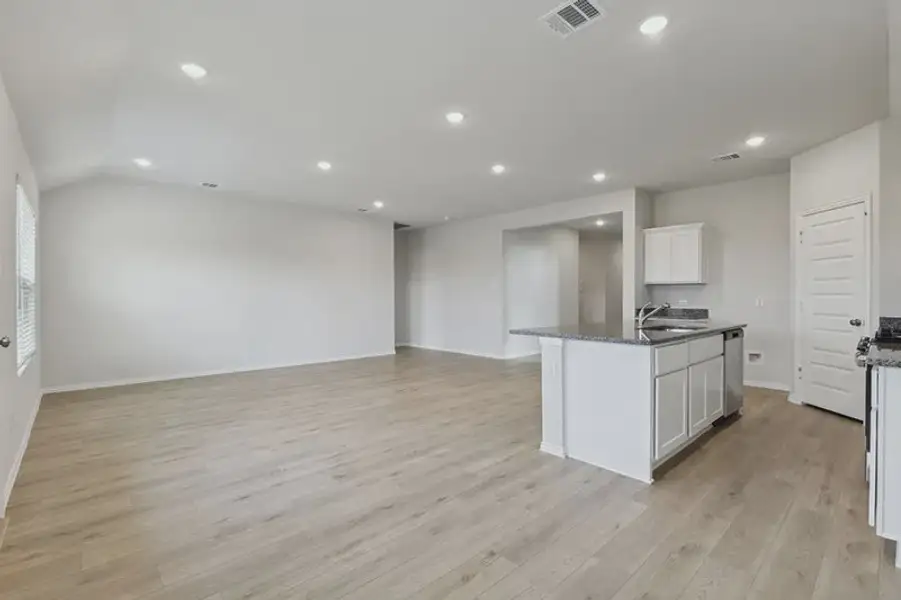 Spacious, unfurnished interior of a new home in Rolling Ridge, Van Alstyne (Image 12).