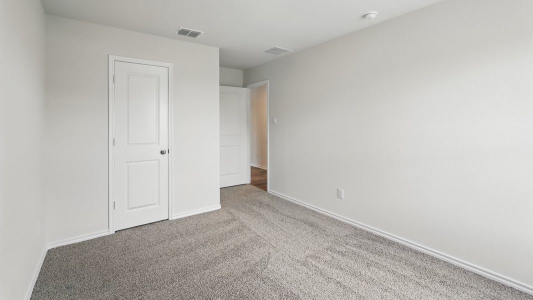 Spacious, unfurnished interior of a new home in Bluff Springs, Ferris (Image 23).