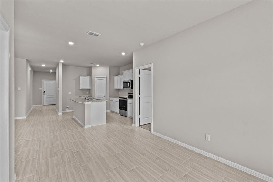 Spacious, unfurnished interior of a new home in Meadowbrook Estates, Cleburne (Image 25).