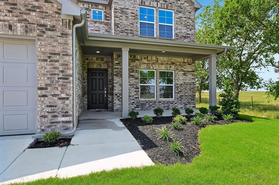 Exterior details and patio area of a home in Lone Oak, Alvarado (Image 4).