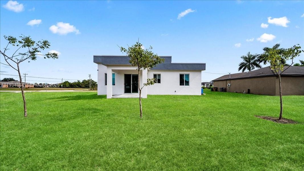 Exterior details and patio area of a home in , Cape Coral (Image 4).