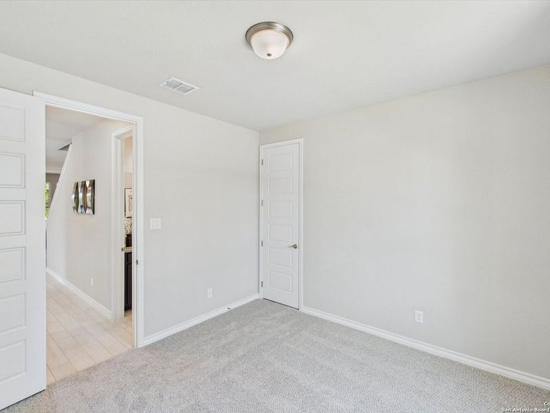 Spacious, unfurnished interior of a new home in Ladera, San Antonio (Image 32).