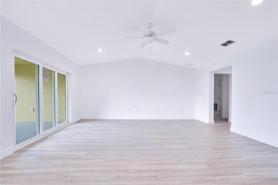 Spacious, unfurnished interior of a new home in , Palm Bay (Image 16).