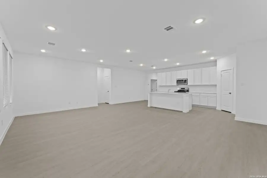 Spacious, unfurnished interior of a new home in Brookmill, San Antonio (Image 18).