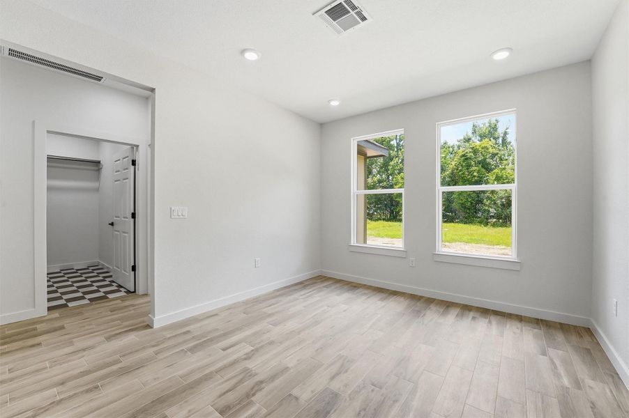 Spacious, unfurnished interior of a new home in , Conroe (Image 19).