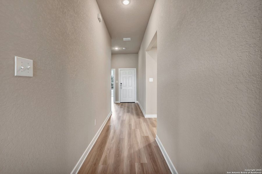 Spacious, unfurnished interior of a new home in Mesquite Ridge, San Antonio (Image 34).