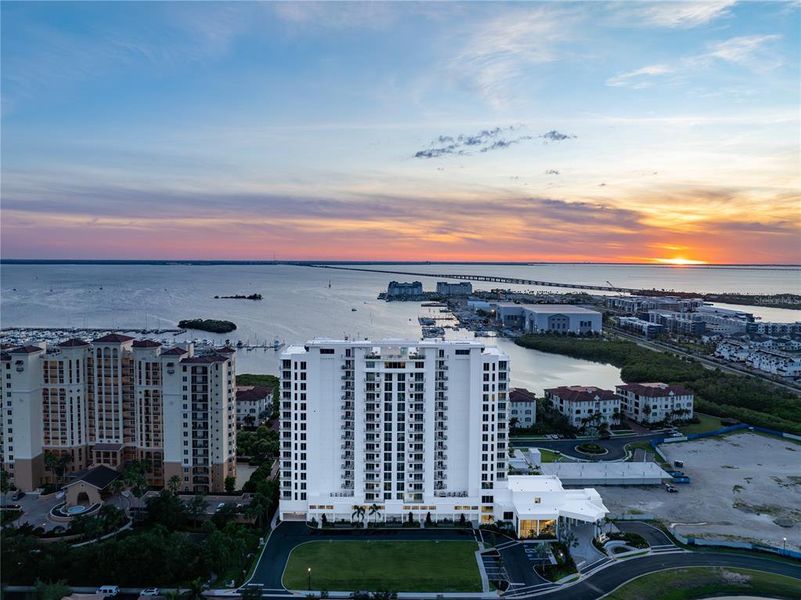 Condo located in Tampa, FL showcasing its design and architecture (Image 1). Condo located in Tampa, FL showcasing its design and architecture (Image 1).