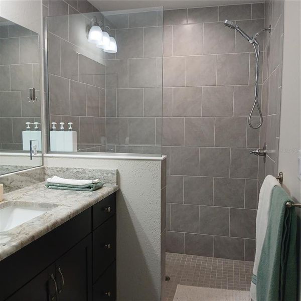 Furnished interior view inside a new home in , Dunnellon (Image 49).